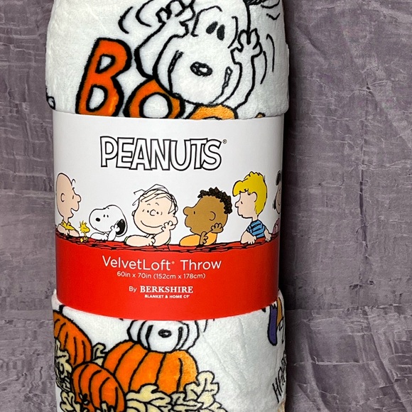 Peanuts White Halloween  VelvetLoft Throw Blanket - Picture 1 of 2